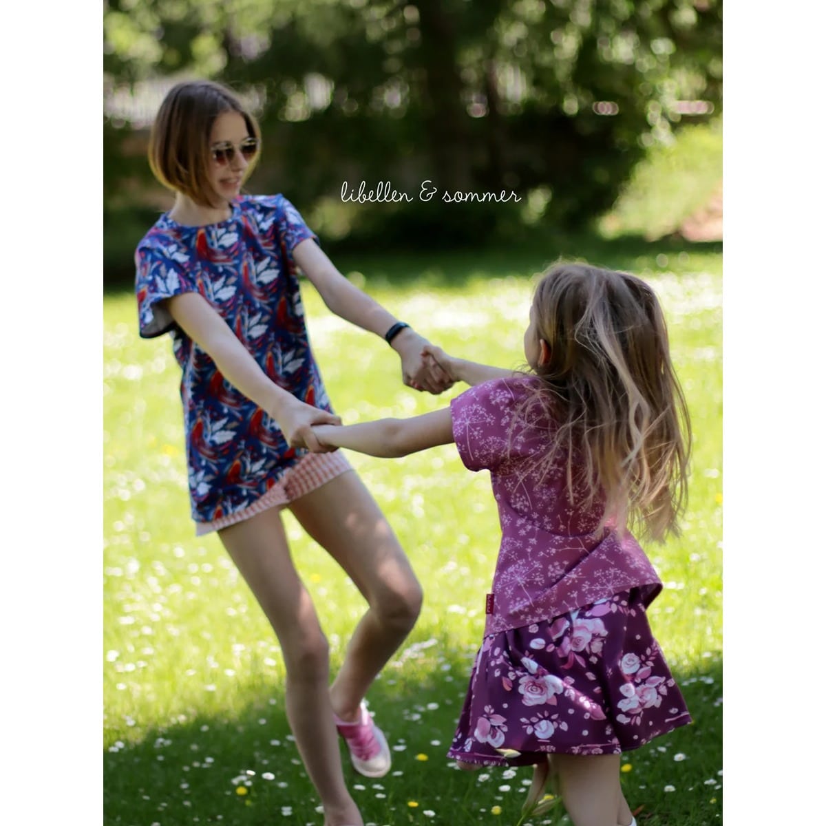 Zwei Schwestern tanzen in Kleidern aus dem Schnittmuster Family Shirt Kids