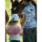 Zwei Geschwister am Pferdezaun im Family Shirt Kids mit Comic- und Batik-Print