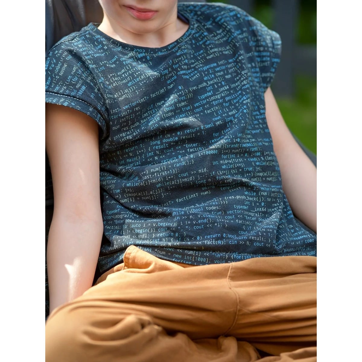 Junge im Family Shirt Kids aus dunklem Jersey mit Programmiercode-Print