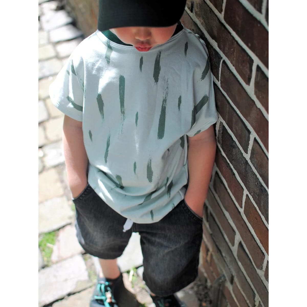 Junge im mintgrünen Family Shirt Kids mit Pinselstrich-Muster und dunklem Halsbündchen