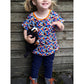 Kleinkind lacht im Family Shirt Kids aus blauem Jersey mit buntem Punkte-Muster