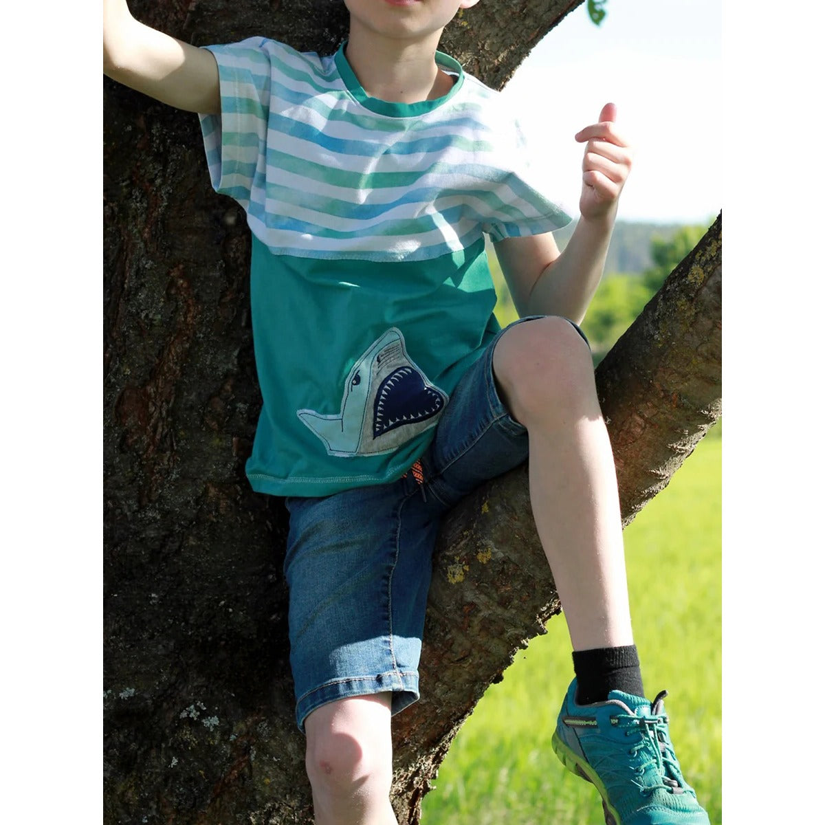 Junge im grün gestreiften Family Shirt Kids mit aufgenähter Hai-Applikation. Stickdatei Haifamilie