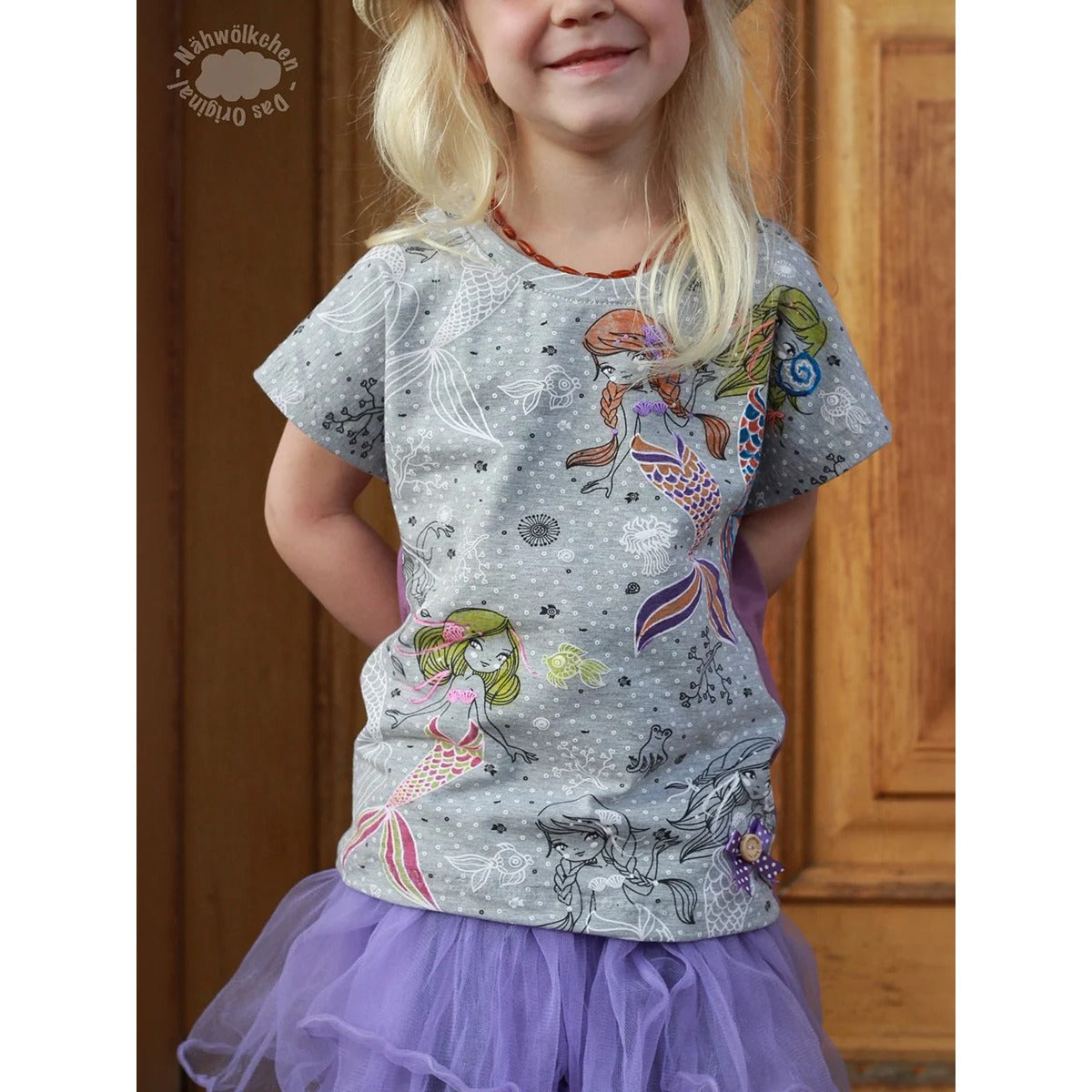 Mädchen im grauen Family Shirt Kids mit Meerjungfrauen-Print und kurzen Ärmeln