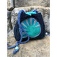 Folienstickdatei Muscheln und Seesterne – Jeansbeutel mit türkis-grüner Muschel-Stickerei in Folienoptik
