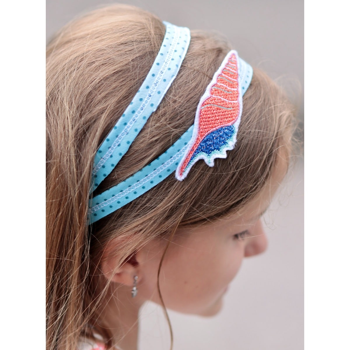 Folienstickdatei Muscheln und Seesterne – Haarband mit gestickter Muschel in Orange und Blau in Folienoptik