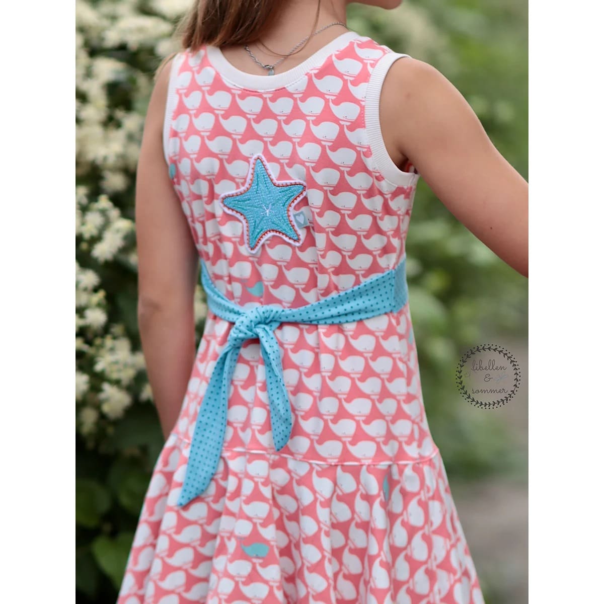 Folienstickdatei Muscheln und Seesterne – Sommerkleid mit Wal-Print und aufgesticktem türkisem Seestern in Folienoptik