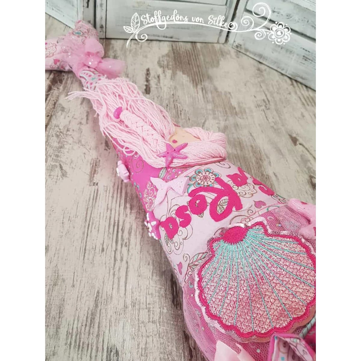 Folienstickdatei Muscheln und Seesterne – rosa Meerjungfrau-Schultüte mit großer gestickter Muschel in Folienoptik