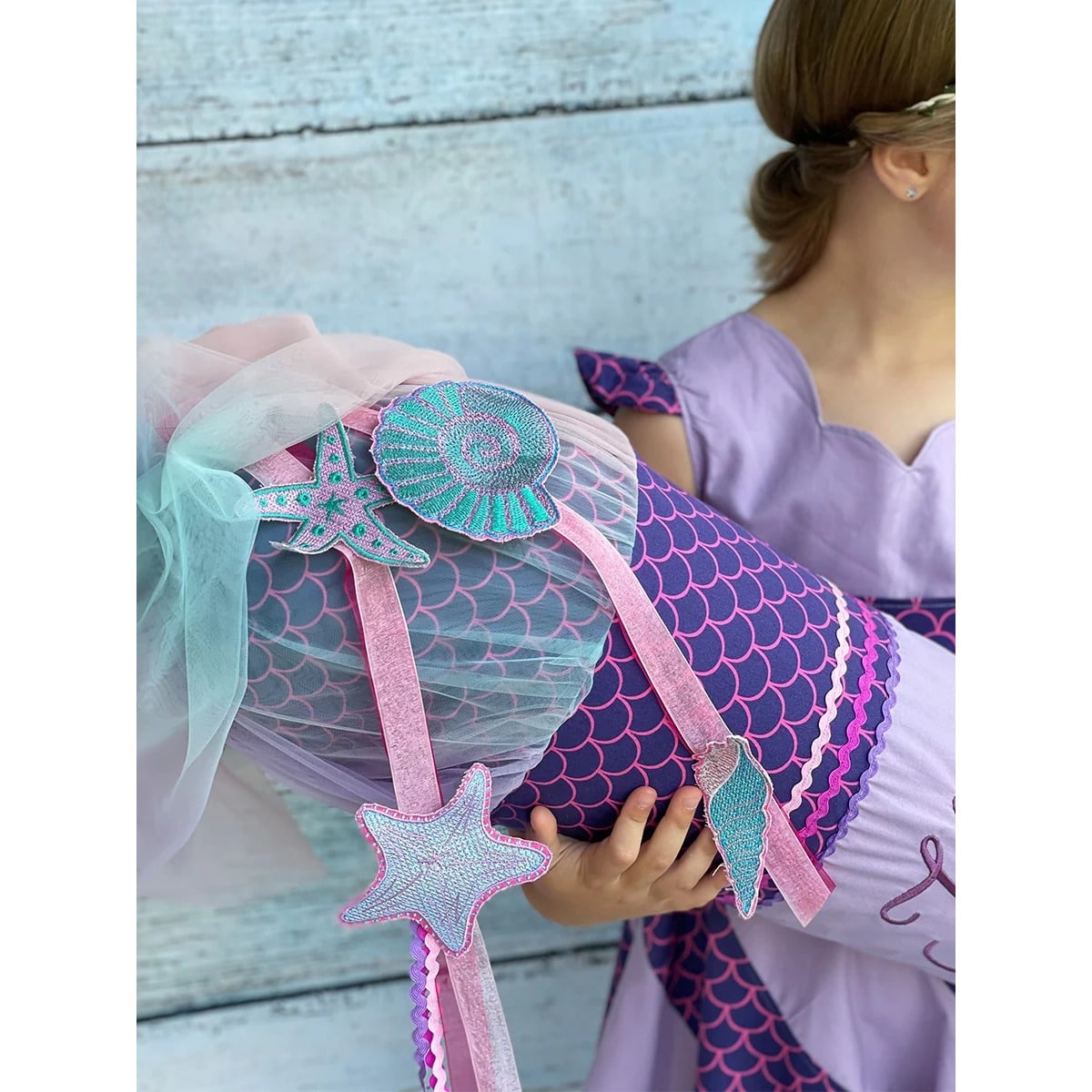 Folienstickdatei Muscheln und Seesterne – Schultüte im Meerjungfrauen-Design mit gestickter Muschel und Seesternen in Folienoptik
