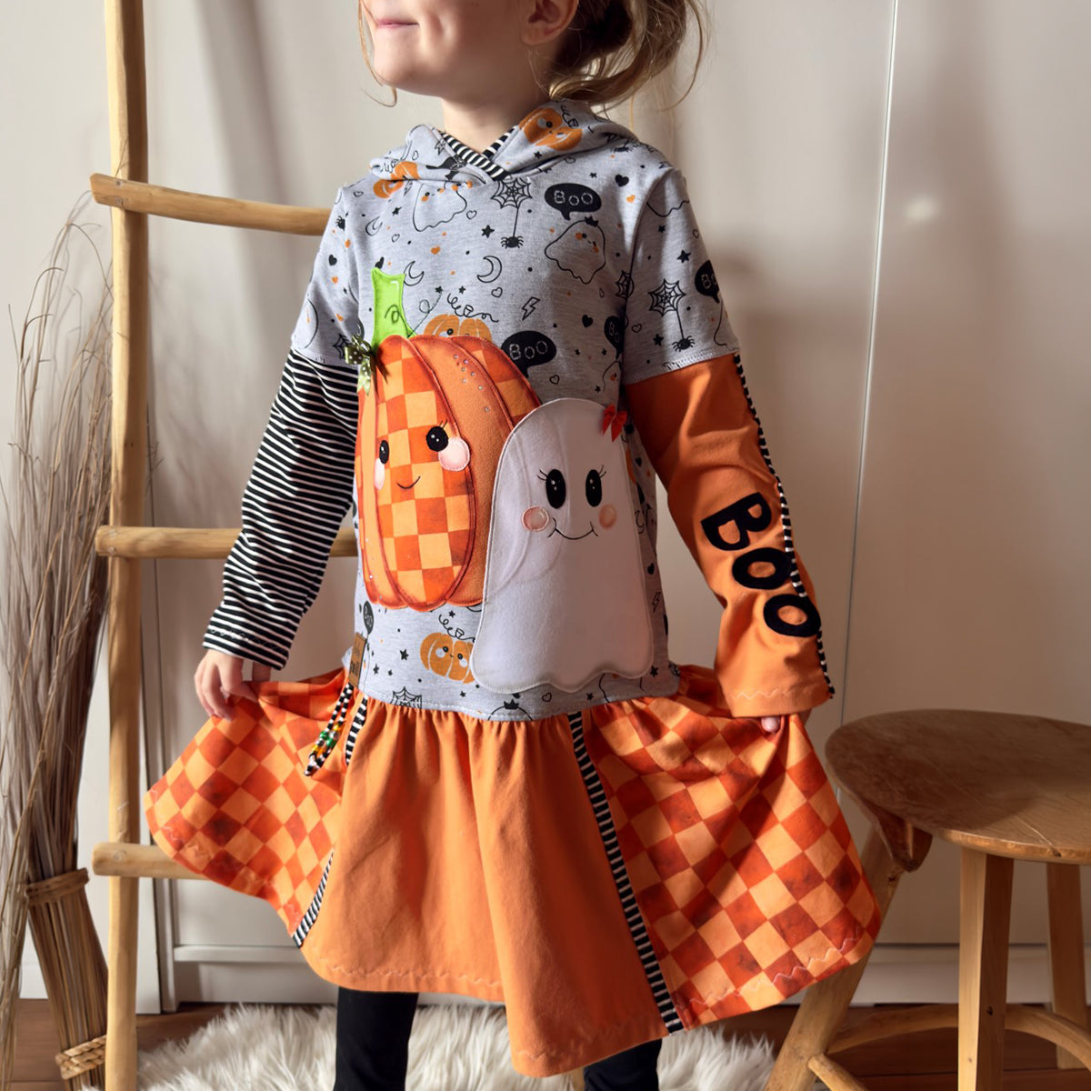 Freundlicher Geist – Geist und Karo-Kürbis als Applikation auf einem grau-orangefarbenen Kleid nach dem Schnittmuster Lottchen