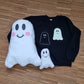 Plotterdatei Freundlicher Geist – schwarzes Sweatshirt mit zwei geplotteten Geistern, daneben genähte Geisterkissen