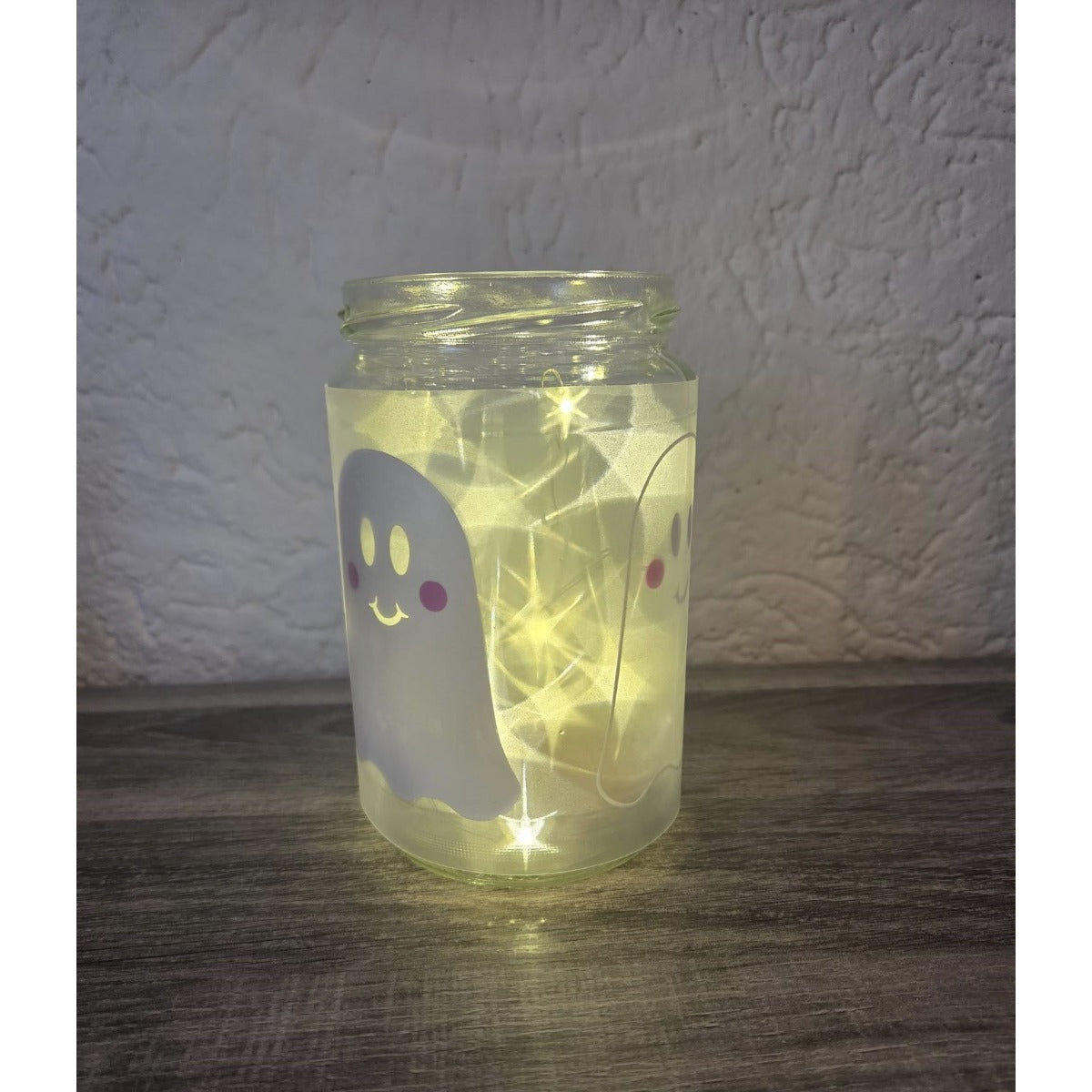 Plotterdatei Freundlicher Geist – Glas mit aufgeplotteten Geistern und Lichterkette als Windlicht