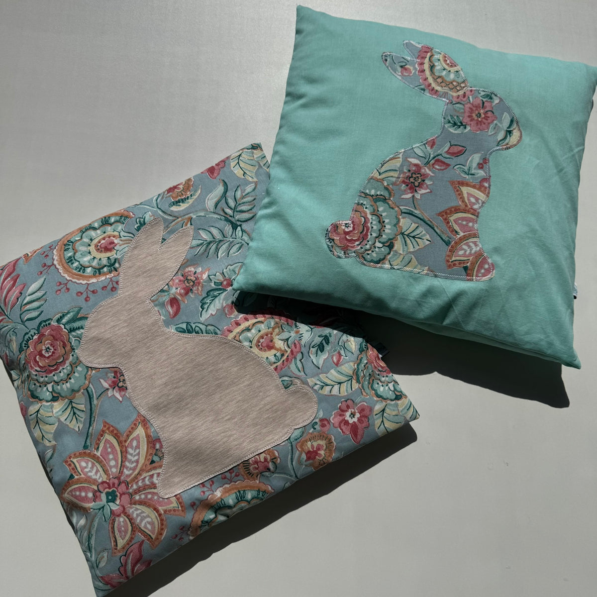 Hasensilhouette Freebie – Hasen-Applikation auf zwei Kissen aus Blumen- und Musselinstoff