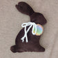 Hasensilhouette Freebie – dunkelbrauner Stoffhase mit Schleife und kleinem Ei-Anhänger