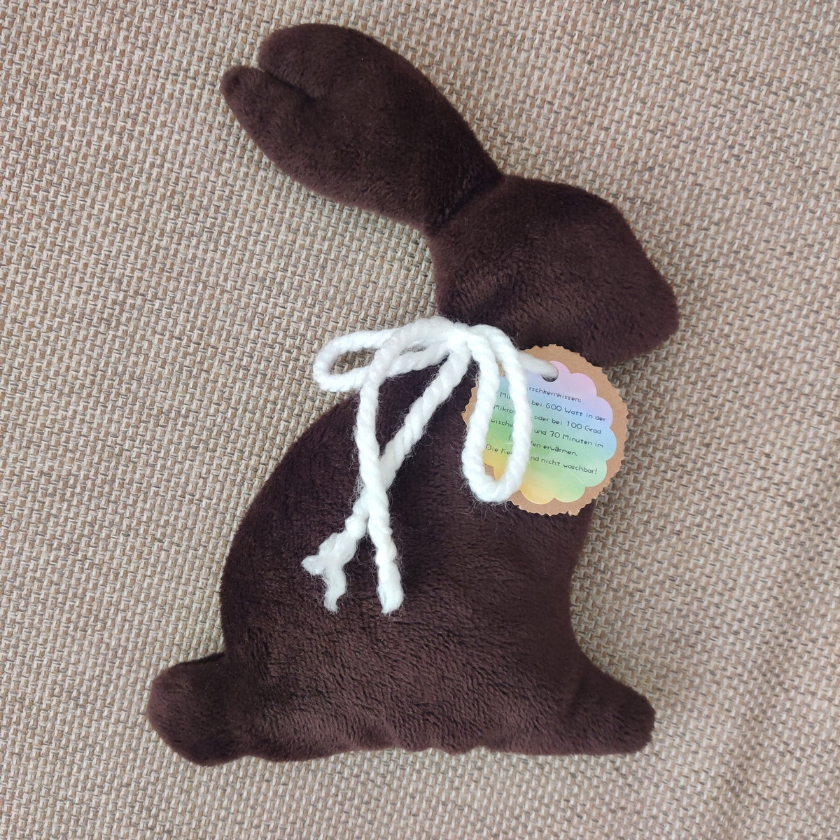 Hasensilhouette Freebie – dunkelbrauner Stoffhase mit Schleife und kleinem Ei-Anhänger