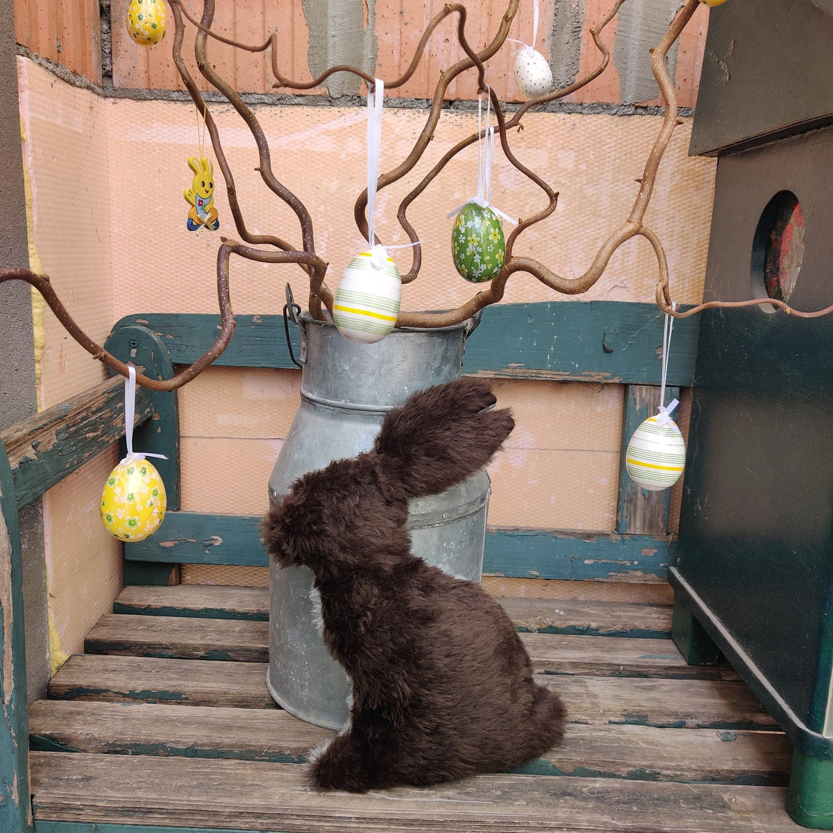 Hasensilhouette Freebie – brauner Stoffhase als Osterdeko auf einer Milchkanne mit Hängeeiern