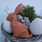 Hasensilhouette Freebie – Stoffhase in Terrakotta in einem Osterkorb mit großen Deko-Eiern