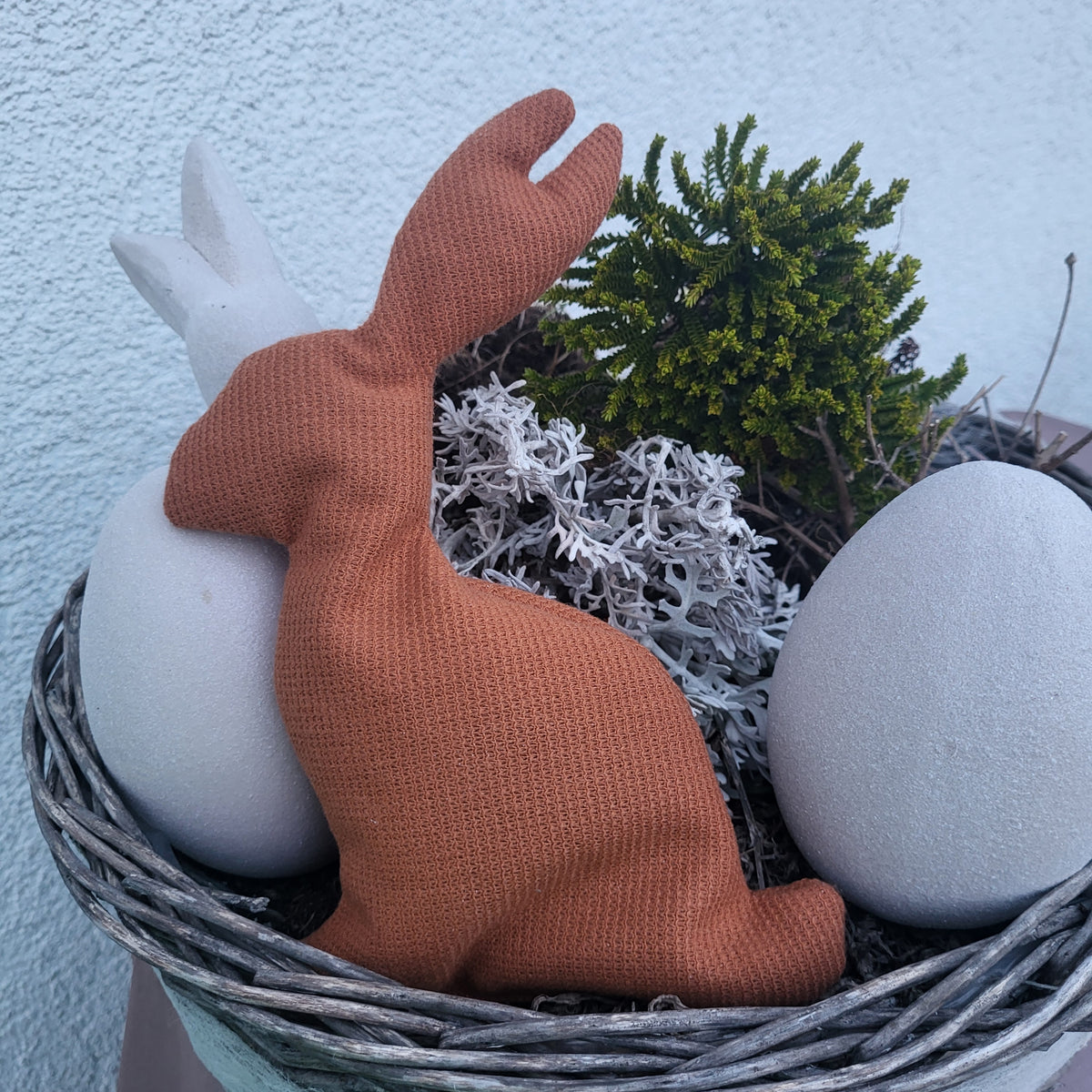 Hasensilhouette Freebie – Stoffhase in Terrakotta in einem Osterkorb mit großen Deko-Eiern