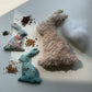 Hasensilhouette Freebie – genähte Deko-Hasen als Körnerkissen in Bouclé und Musselin mit Füllung
