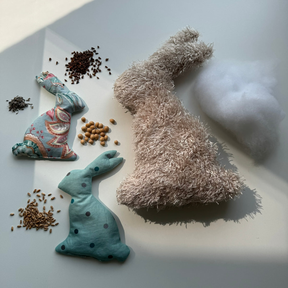 Hasensilhouette Freebie – genähte Deko-Hasen als Körnerkissen in Bouclé und Musselin mit Füllung