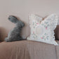 Hasensilhouette Freebie – grauer Kuschelhase neben einem Kissen mit Spitze auf dem Sofa