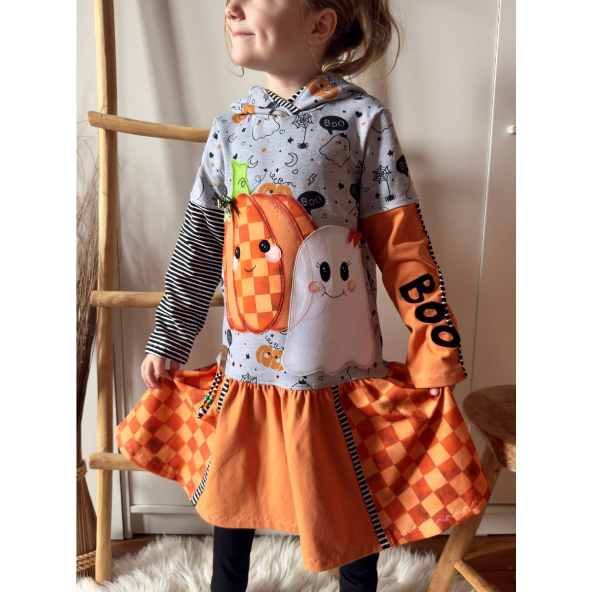 Herbst Applikation Bundle – Kürbis- und Geist-Applikation auf einem grau-orangefarbenen Kleid nach dem Schnittmuster Lottchen
