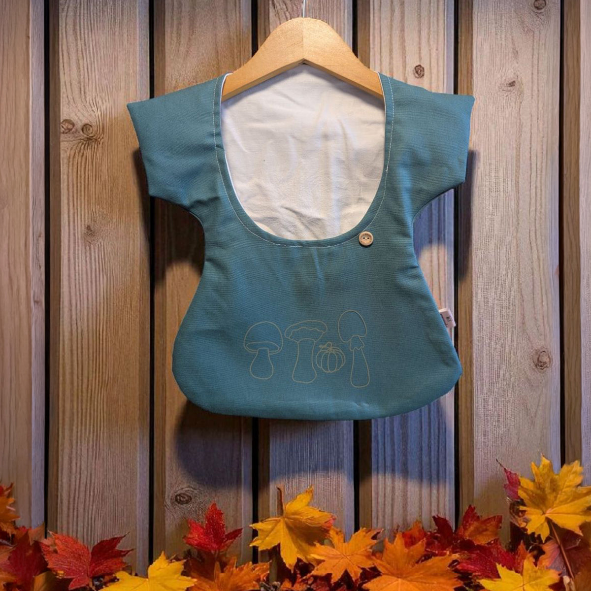 Herbst Applikation Bundle – petrolfarbener Klammerbeutel in Shirtform mit Pilzen und Kürbis als goldene Outline geplottet