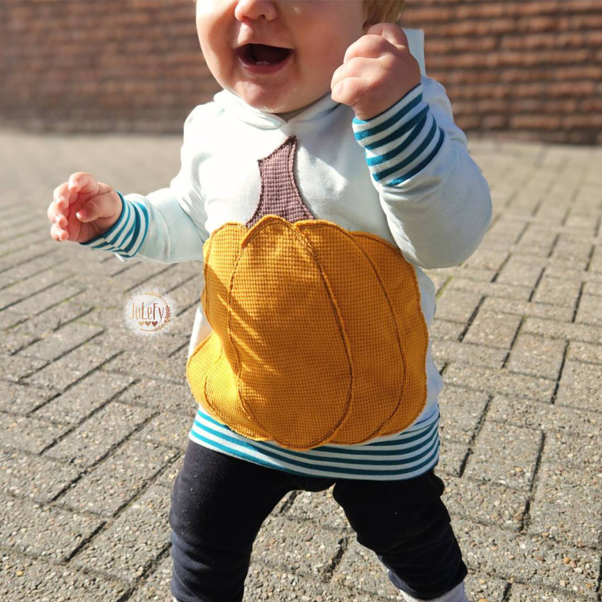 Herbst Applikation Bundle – großer Kürbis aus senfgelbem Waffeljersey appliziert auf einem hellblauen Kinder-Hoodie