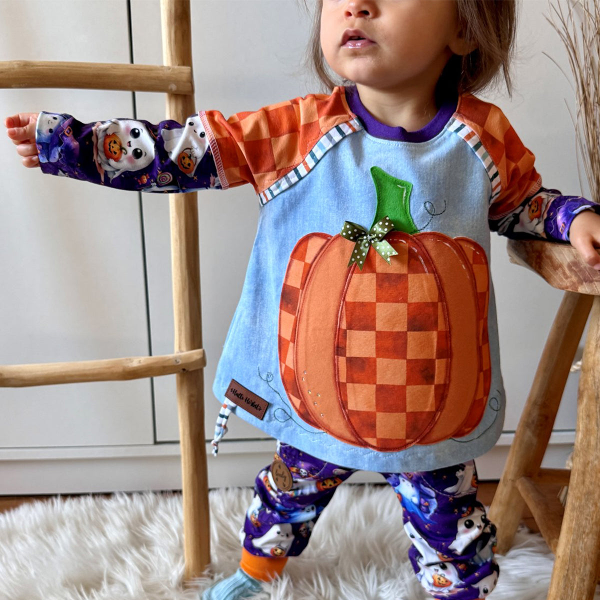 Herbst Applikation Bundle – Kürbis aus Karostoff appliziert auf hellblauem Shirt, Ärmel und Hose aus Geisterjersey