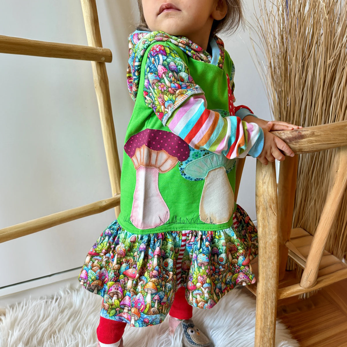Herbst Applikation Bundle – drei bunte Pilze appliziert auf einem grünen Kleid nach dem Schnittmuster Lottchen, Rockteil aus Pilzjersey