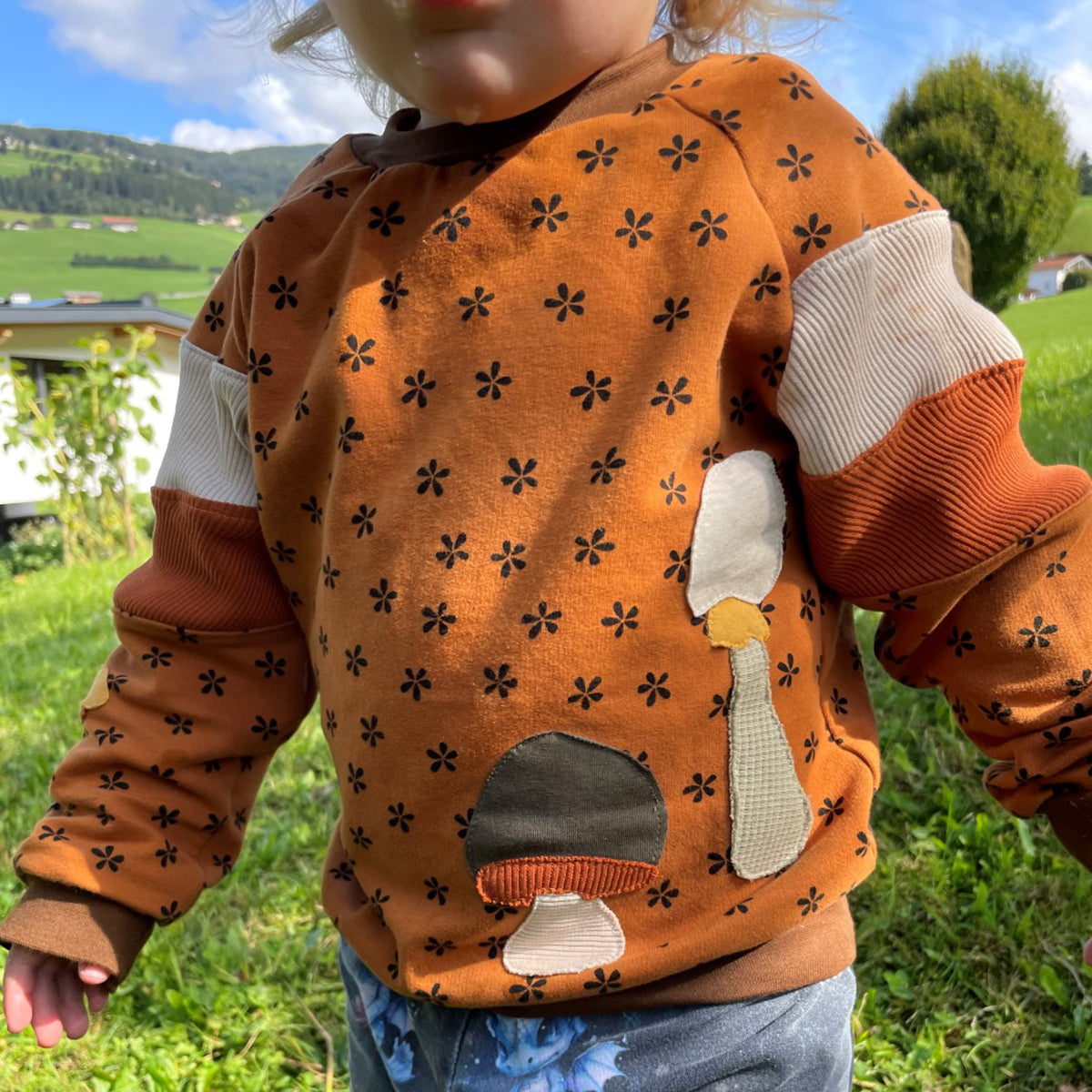 Herbst Applikation Bundle – drei Pilze aus Cord und Waffeljersey appliziert auf einem rostbraunen Kindersweater
