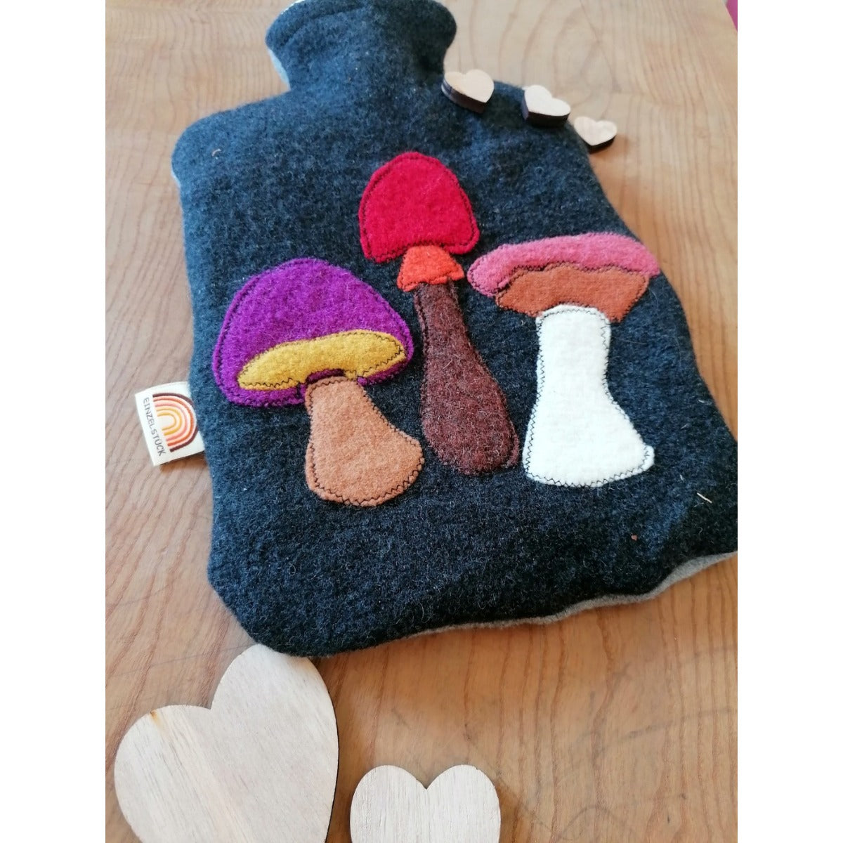 Herbst Applikation Bundle – Wärmflaschenhülle aus graublauem Wollfilz mit drei applizierten Pilzen