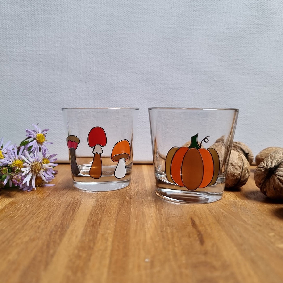 Plotterdateien Pilze und Kürbis – zwei Gläser mit ausgemalten Motiven, dekoriert mit Astern und Walnüssen