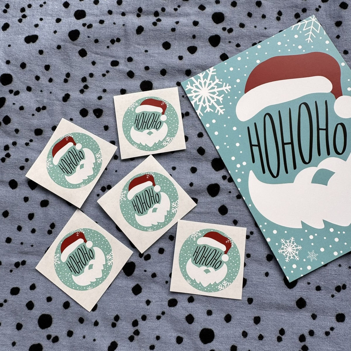 HoHoHo-Sticker neben der HoHoHo-Postkarte zum Farbvergleich