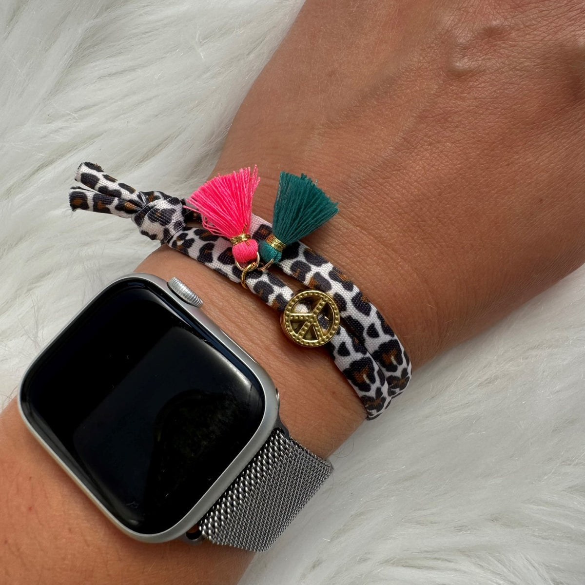 Ibiza Style Armband Peace Leo und Gold – getragen