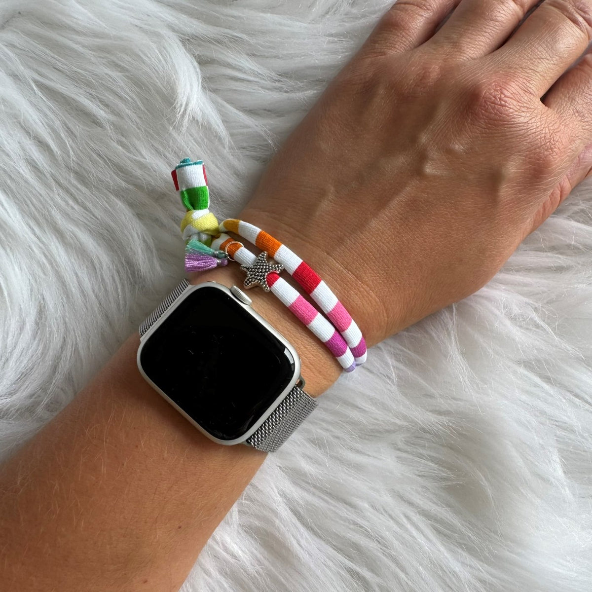 Ibiza-Style Armband Seestern am Handgelenk neben einer Smartwatch