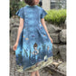 Kleid kleine Madame Schnittmuster – Mädchen im blauen Kleid mit Feenmuster auf einem Weg (genähtes Designbeispiel)