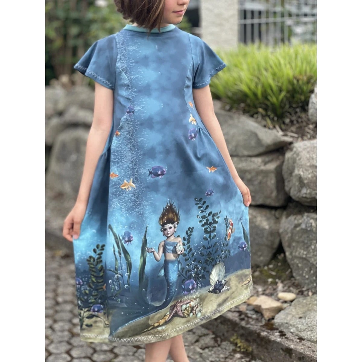 Kleid kleine Madame Schnittmuster – blaues Kleid mit Unterwassermotiv und kurzen Ärmeln