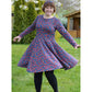 Sommerwunderkleid for me Schnittmuster – Frau im lila gemusterten Sommerwunderkleid mit langen Ärmeln (genähtes Designbeispiel)