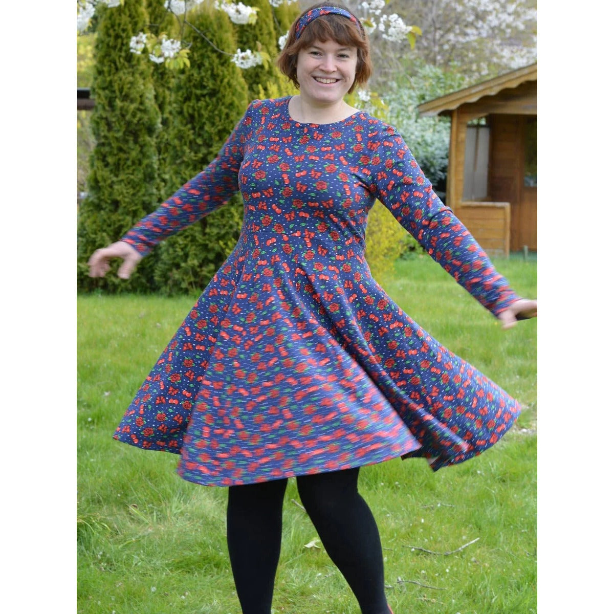 Sommerwunderkleid for me Schnittmuster – Frau im lila gemusterten Sommerwunderkleid mit langen Ärmeln (genähtes Designbeispiel)