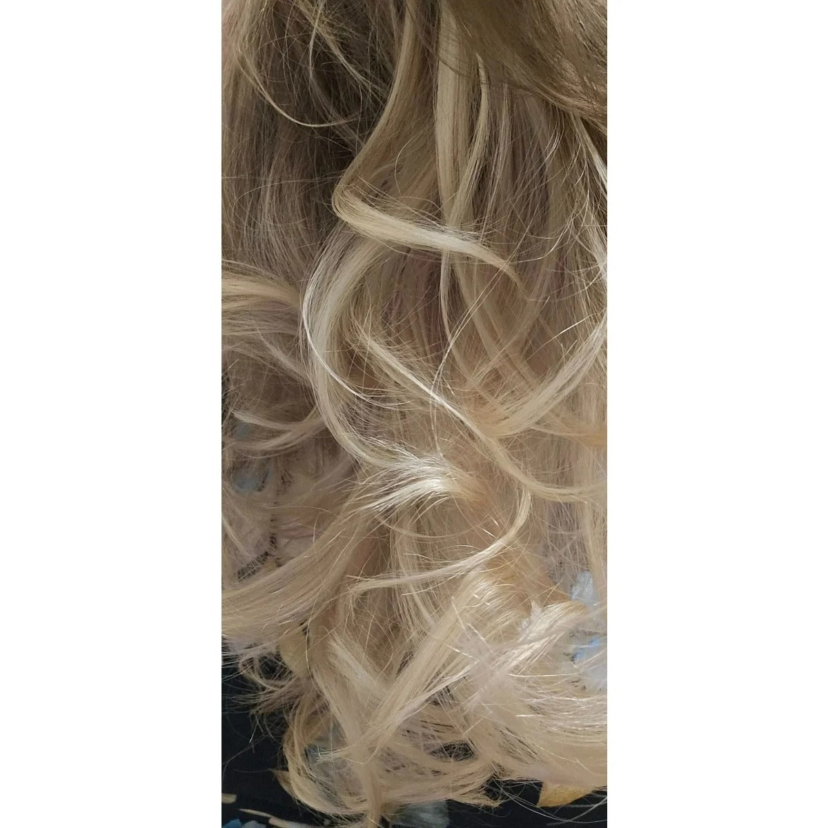 Locken-Ding Schnittmuster – blonde Locken in Nahaufnahme (genähtes Designbeispiel)