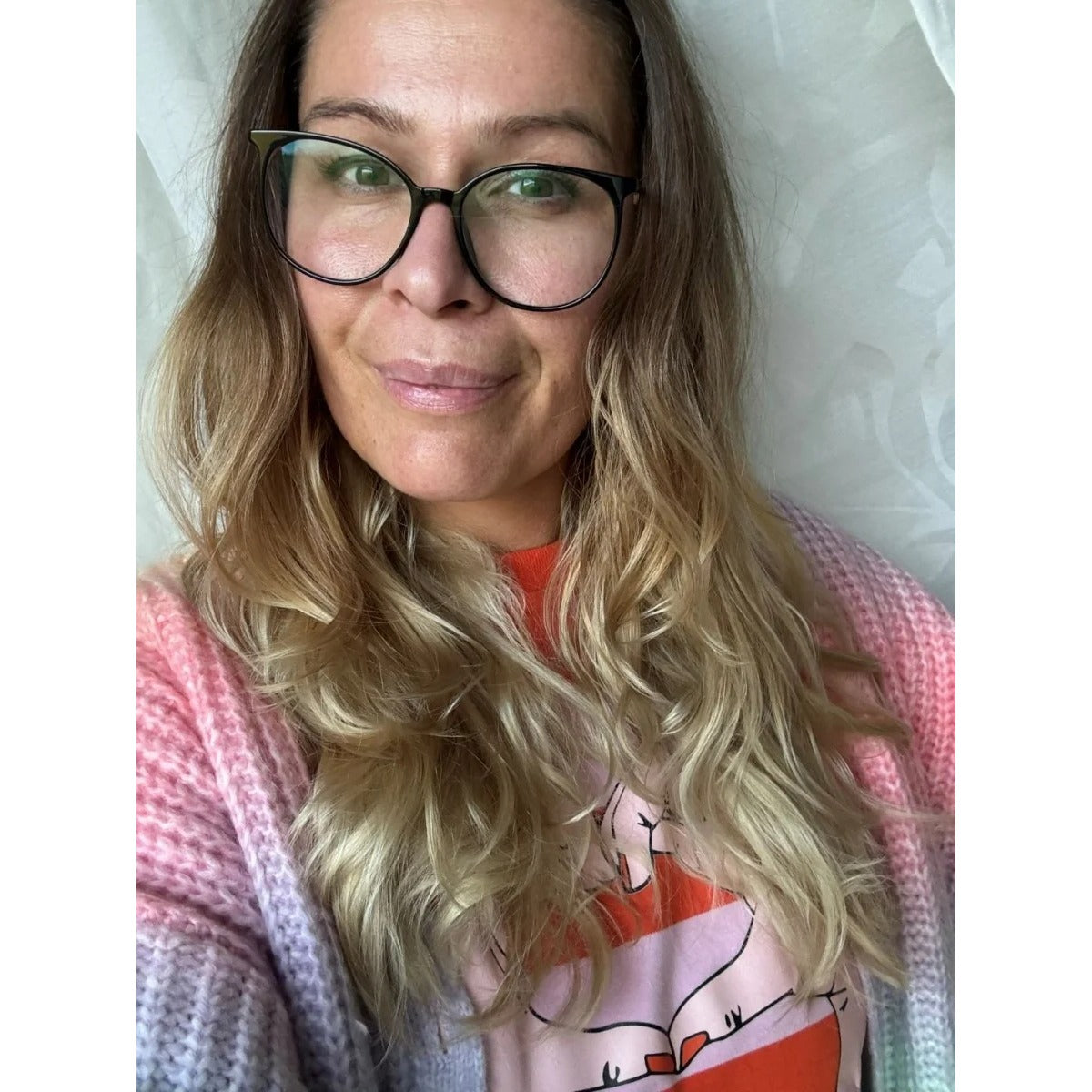 Locken-Ding Schnittmuster – Frau mit Brille und langen Locken, Selfie (genähtes Designbeispiel)
