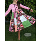 Lottis Drehkleid Schnittmuster – drehendes Kleid mit rosa Oberteil, Fake Knopfleiste mit Holzknöpfen und Blumen-Patchworkrock in Grün, Weiß und Beere