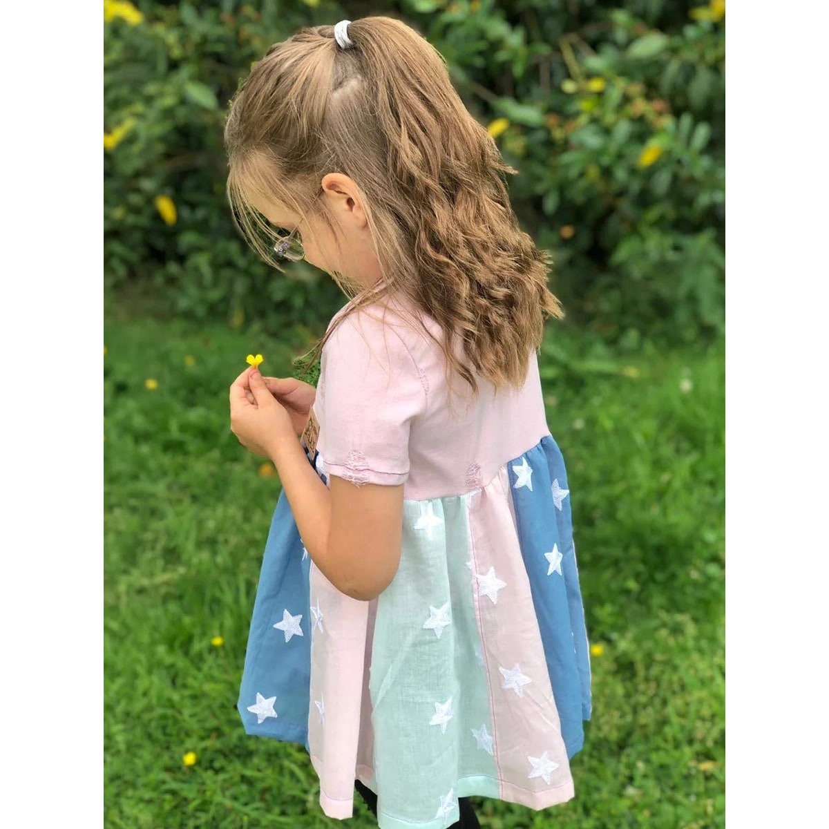 Lottis Drehkleid Schnittmuster in Tunika-Länge – rosa Oberteil aus used-look Jersey und luftiger Rock mit Sternenstoffen in Blau, Mint und Rosa