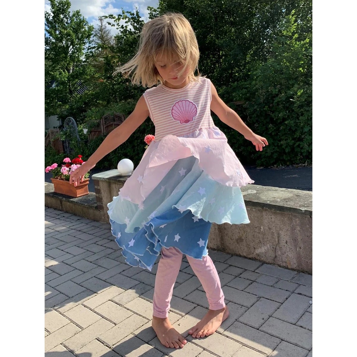 Lottis Drehkleid Schnittmuster ärmellos – gestreiftes Oberteil mit Muschel-Stickdatei (Folienstickdatei aus der Stickdatei Muscheln und Seesterne) und pastellfarbenem Drei-Lagen-Rock mit Sternen