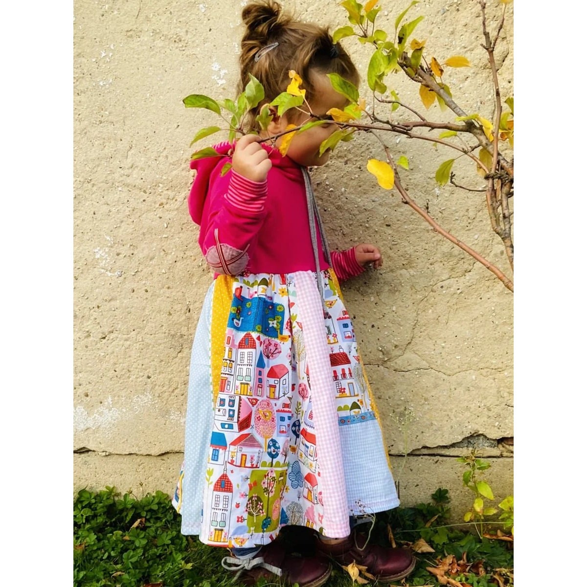 Lottis Drehkleid Schnittmuster – pinkes Kapuzen-Oberteil und Drehrock mit Häuser-Motivstoff, Vichykaro und Punkten