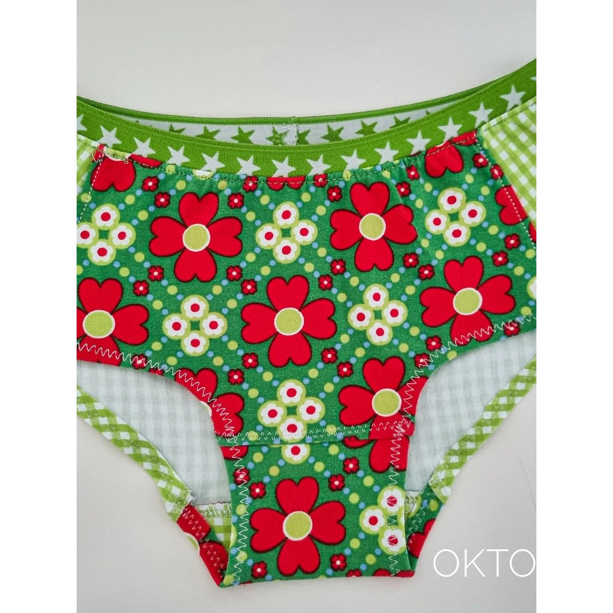 Mädchen Schlüppi Schnittmuster – Unterhose aus grünem Blumenstoff mit Vichykaro-Einsatz und Sternenbund