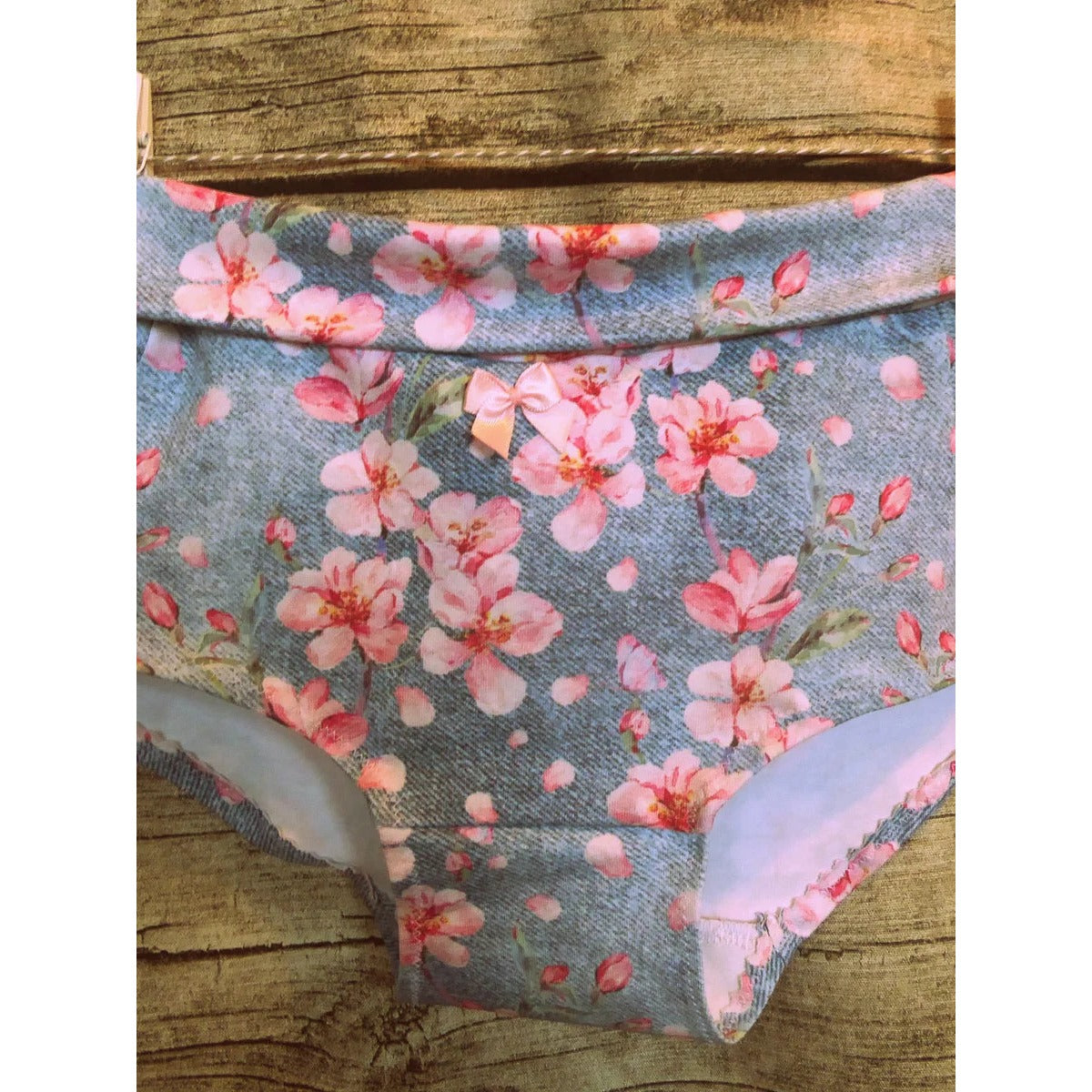 Mädchen Schlüppi Schnittmuster – Unterhose aus grauem Jersey mit Kirschblüten und rosa Bund