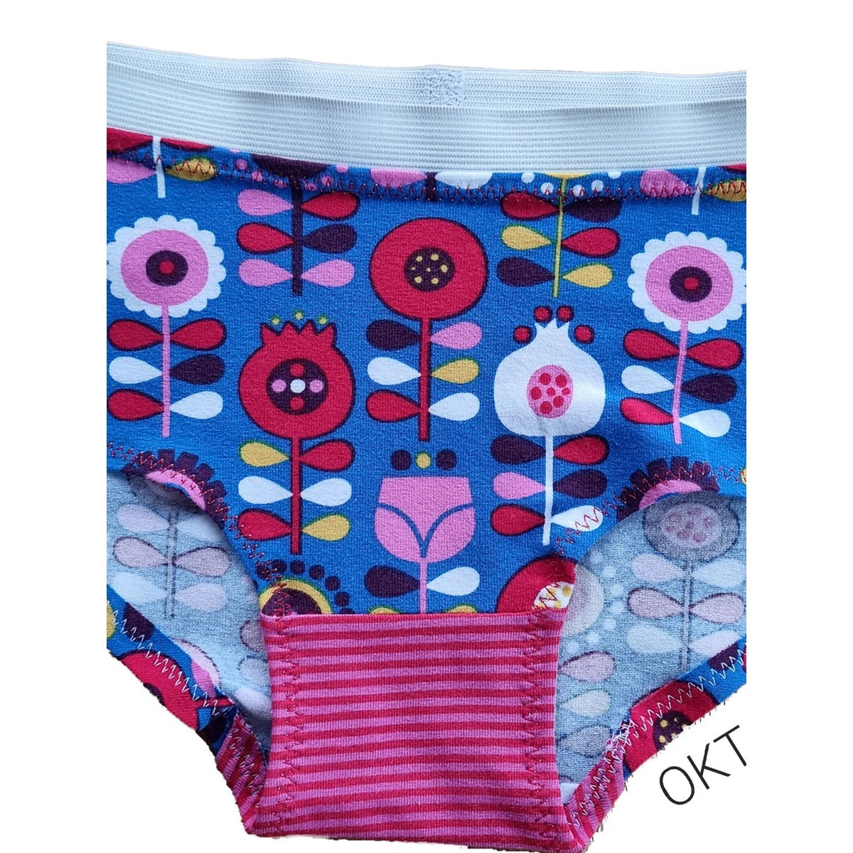 Mädchen Schlüppi Schnittmuster – Unterhose aus blauem Stoff mit Retro-Blumen und pinkem Bund