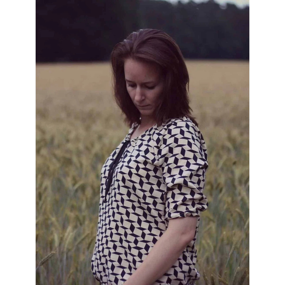 Miss Talia Schnittmuster – Frau in dunkel gemusterter Bluse im Kornfeld (genähtes Designbeispiel)