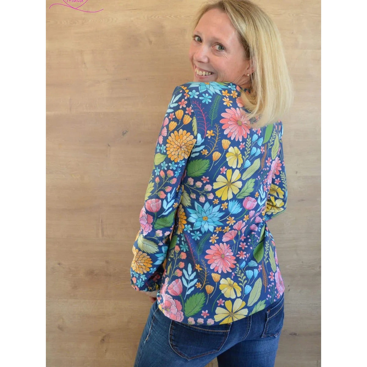 Miss Talia Schnittmuster Damen – Shirt mit großem Blumenmuster von der Seite, mit weitem Ärmel